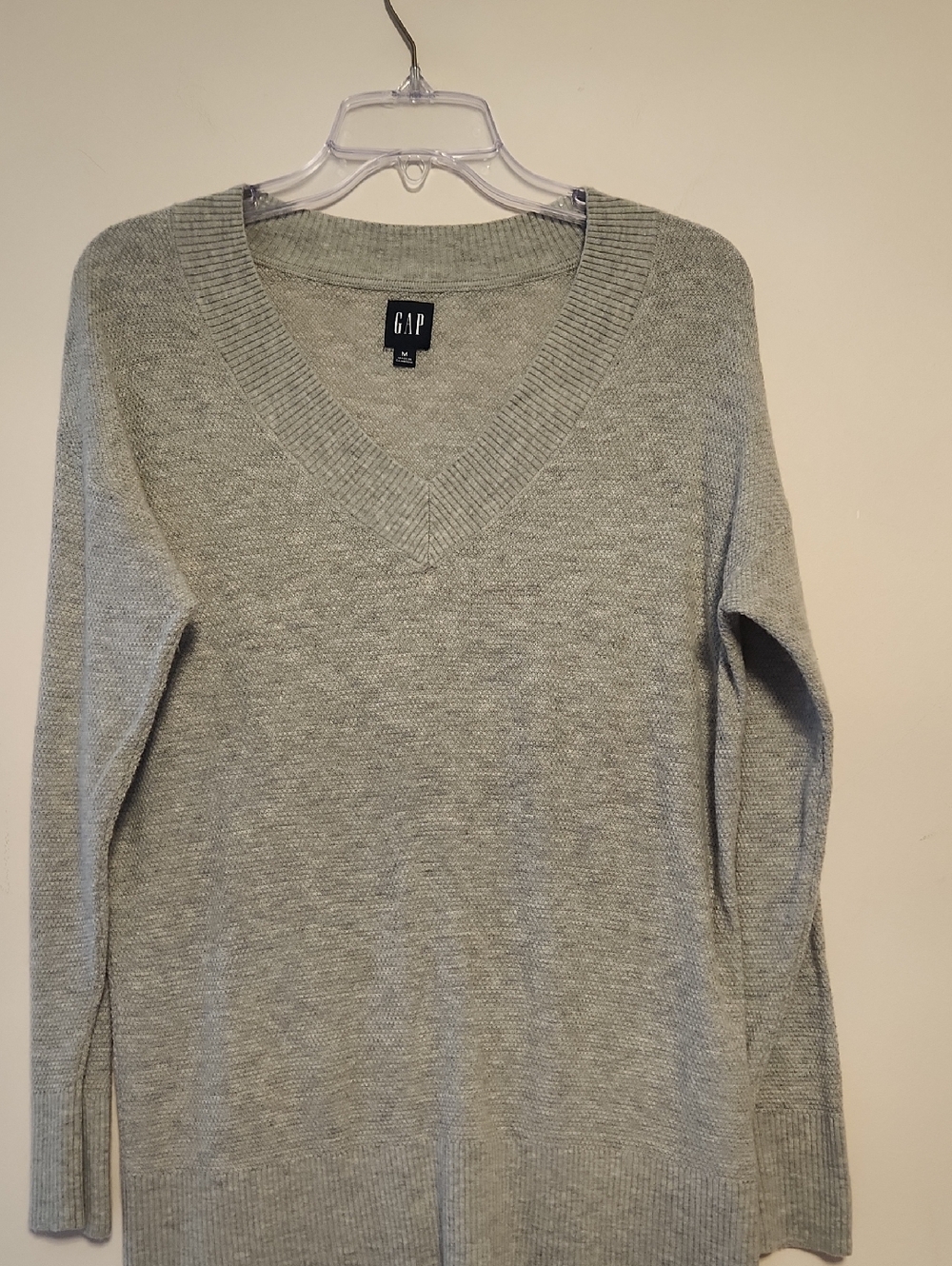 GAP Women's Light Gray V-Neck Dropp Shoulder Sweater Size M